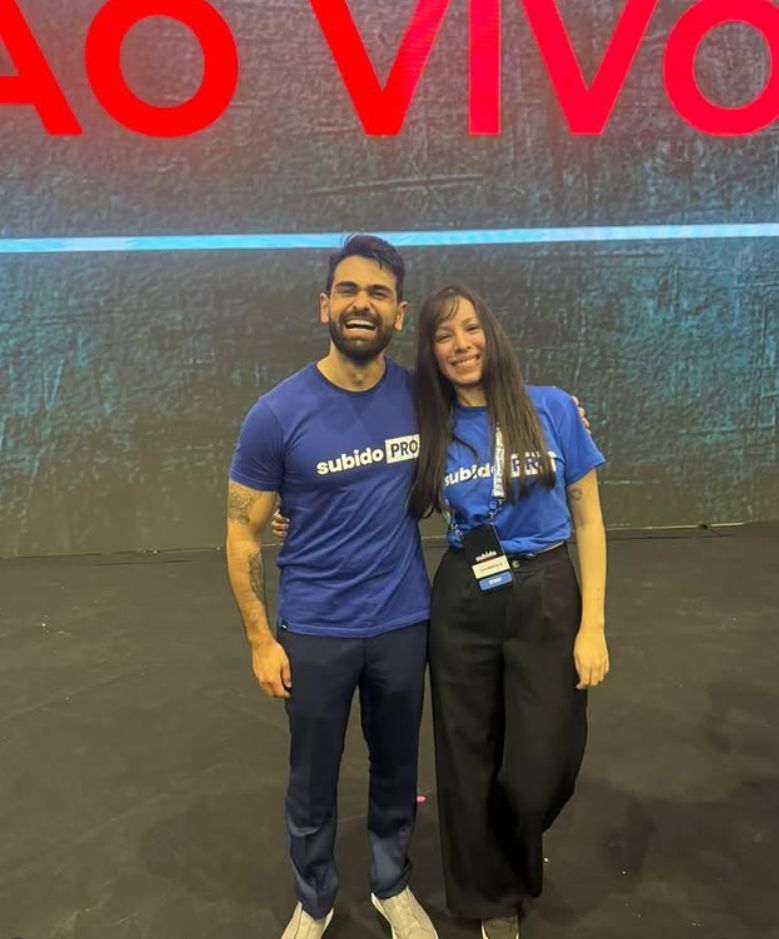 Vick ao lado de Pedro Sobral em evento de tráfego pago